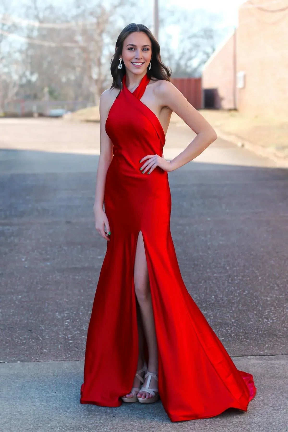 Robe de soirée ajustée en satin rouge à dos nu et dos nu avec fente